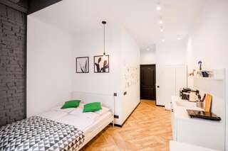 Апартаменты Art Apartments Rynok Square Львов Номер-студио с балконом-17